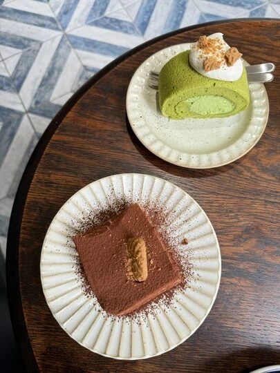 嘉義咖啡廳推薦!70年老宅咖啡館花磚咖啡淺花樓2樓,復古水泥空間喝下午茶。