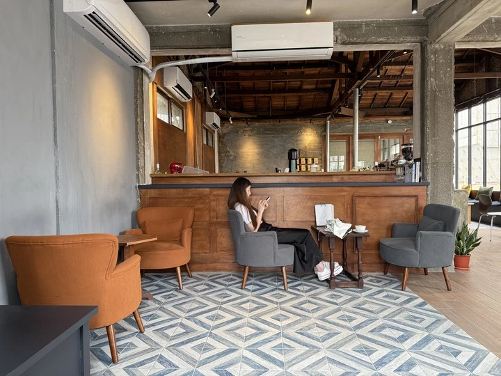 嘉義咖啡廳推薦!70年老宅咖啡館花磚咖啡淺花樓2樓,復古水泥空間喝下午茶。