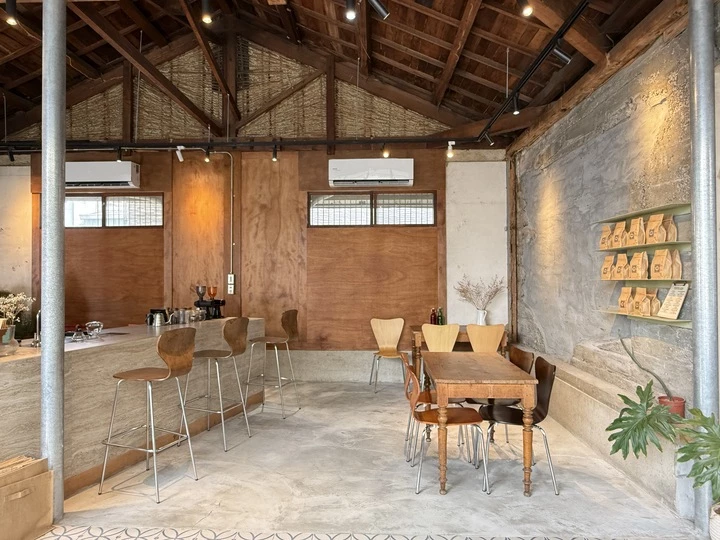 嘉義咖啡廳推薦!70年老宅咖啡館花磚咖啡淺花樓2樓,復古水泥空間喝下午茶。