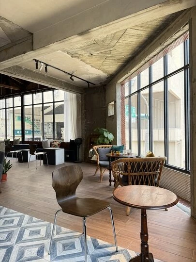 嘉義咖啡廳推薦!70年老宅咖啡館花磚咖啡淺花樓2樓,復古水泥空間喝下午茶。