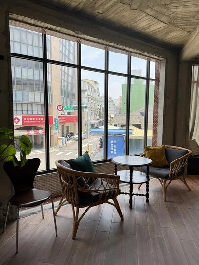 嘉義咖啡廳推薦!70年老宅咖啡館花磚咖啡淺花樓2樓,復古水泥空間喝下午茶。