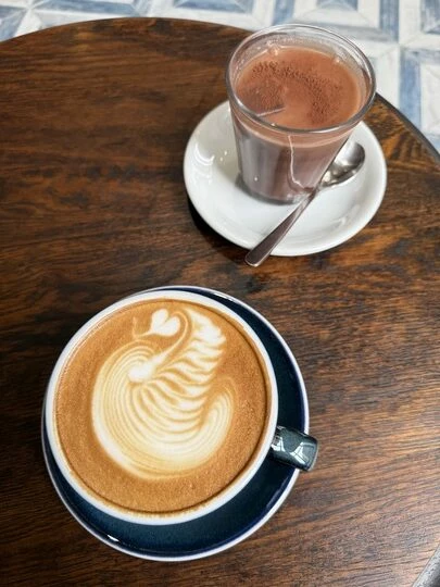 嘉義咖啡廳推薦!70年老宅咖啡館花磚咖啡淺花樓2樓,復古水泥空間喝下午茶。