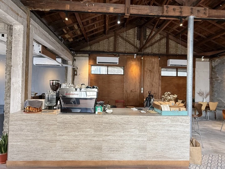 嘉義咖啡廳推薦!70年老宅咖啡館花磚咖啡淺花樓2樓,復古水泥空間喝下午茶。