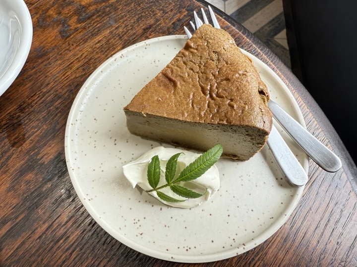 嘉義咖啡廳推薦!70年老宅咖啡館花磚咖啡淺花樓2樓,復古水泥空間喝下午茶。