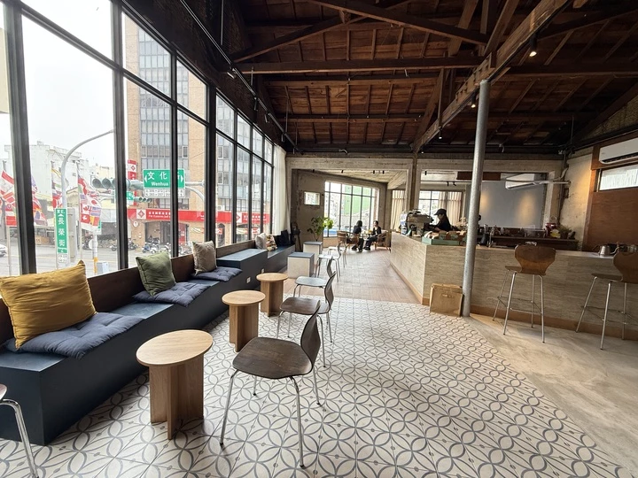 嘉義咖啡廳推薦!70年老宅咖啡館花磚咖啡淺花樓2樓,復古水泥空間喝下午茶。