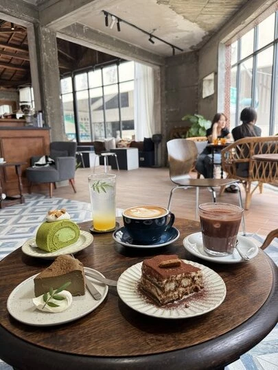 嘉義咖啡廳推薦!70年老宅咖啡館花磚咖啡淺花樓2樓,復古水泥空間喝下午茶。