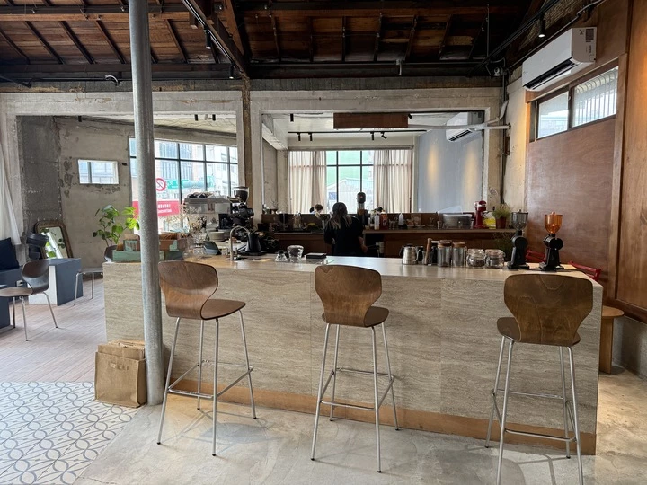 嘉義咖啡廳推薦!70年老宅咖啡館花磚咖啡淺花樓2樓,復古水泥空間喝下午茶。