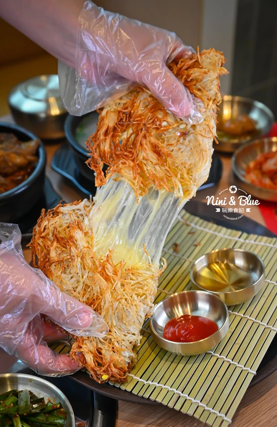 點馬鈴薯排骨火鍋可超值無限續加小菜、拉麵、年糕，也有平日商業午餐