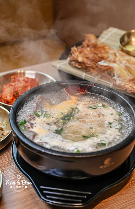 點馬鈴薯排骨火鍋可超值無限續加小菜、拉麵、年糕，也有平日商業午餐