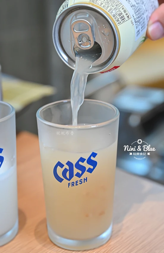 點馬鈴薯排骨火鍋可超值無限續加小菜、拉麵、年糕，也有平日商業午餐