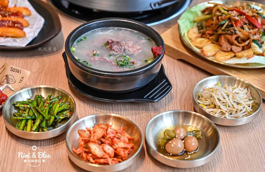 點馬鈴薯排骨火鍋可超值無限續加小菜、拉麵、年糕，也有平日商業午餐