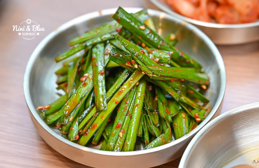 點馬鈴薯排骨火鍋可超值無限續加小菜、拉麵、年糕，也有平日商業午餐