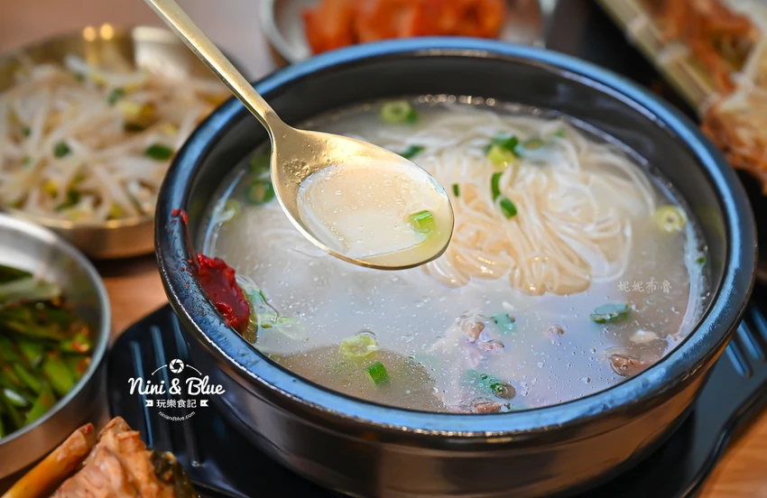 點馬鈴薯排骨火鍋可超值無限續加小菜、拉麵、年糕，也有平日商業午餐