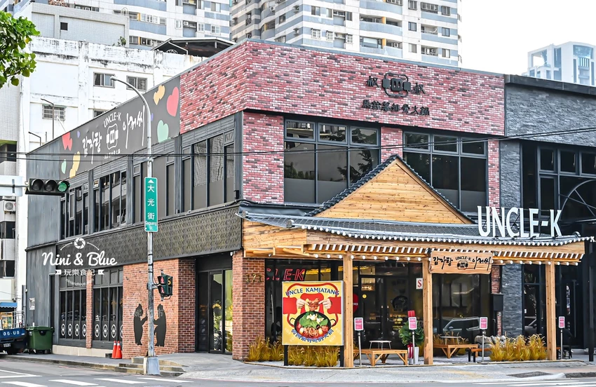 點馬鈴薯排骨火鍋可超值無限續加小菜、拉麵、年糕，也有平日商業午餐