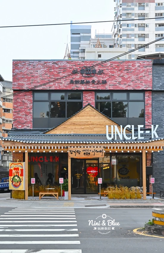 點馬鈴薯排骨火鍋可超值無限續加小菜、拉麵、年糕，也有平日商業午餐