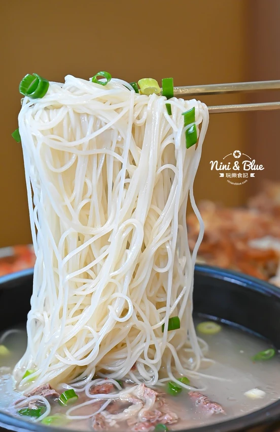 點馬鈴薯排骨火鍋可超值無限續加小菜、拉麵、年糕，也有平日商業午餐