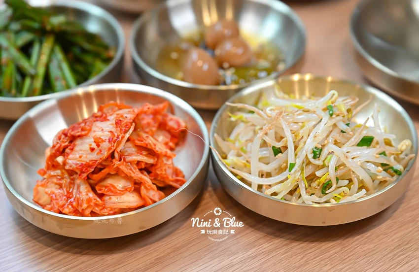 點馬鈴薯排骨火鍋可超值無限續加小菜、拉麵、年糕，也有平日商業午餐