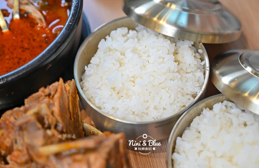 點馬鈴薯排骨火鍋可超值無限續加小菜、拉麵、年糕，也有平日商業午餐