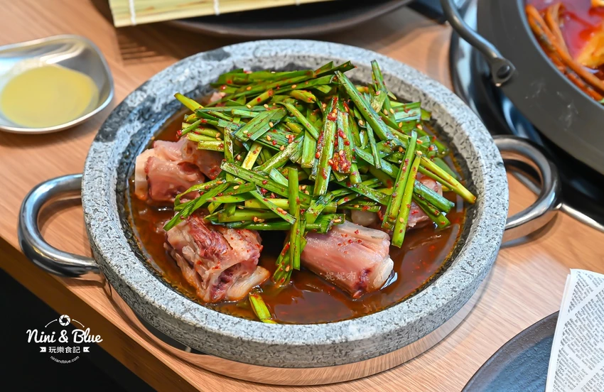 點馬鈴薯排骨火鍋可超值無限續加小菜、拉麵、年糕，也有平日商業午餐