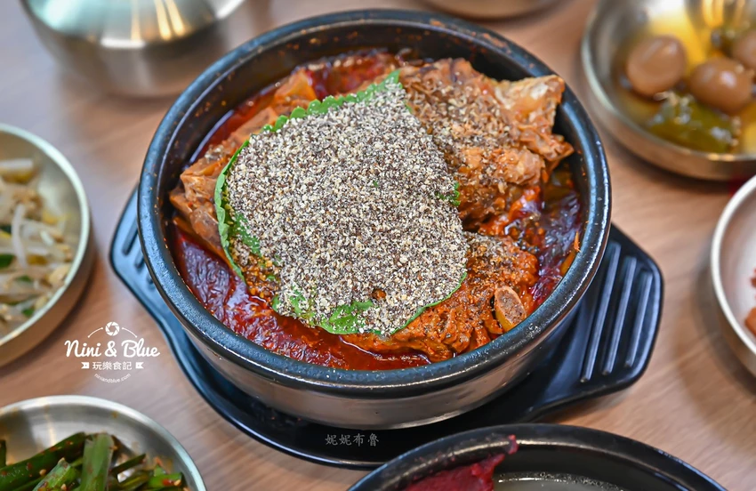 點馬鈴薯排骨火鍋可超值無限續加小菜、拉麵、年糕，也有平日商業午餐