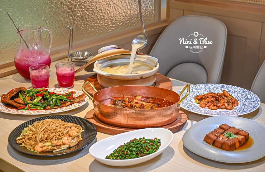 點馬鈴薯排骨火鍋可超值無限續加小菜、拉麵、年糕，也有平日商業午餐