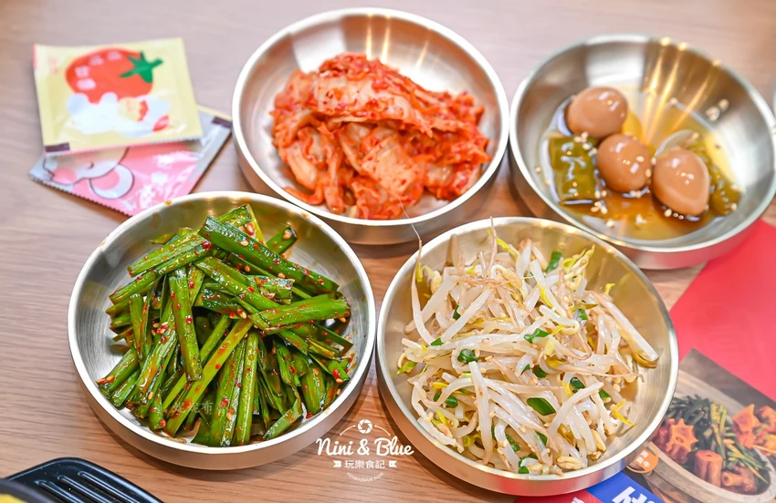 點馬鈴薯排骨火鍋可超值無限續加小菜、拉麵、年糕，也有平日商業午餐