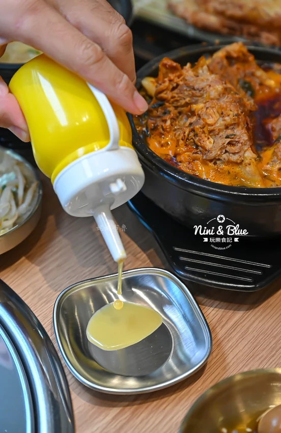 點馬鈴薯排骨火鍋可超值無限續加小菜、拉麵、年糕，也有平日商業午餐