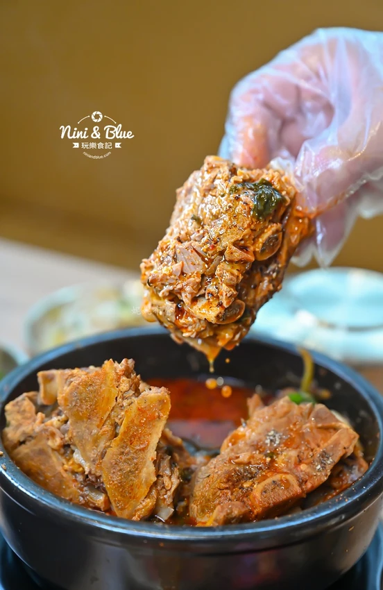 點馬鈴薯排骨火鍋可超值無限續加小菜、拉麵、年糕，也有平日商業午餐