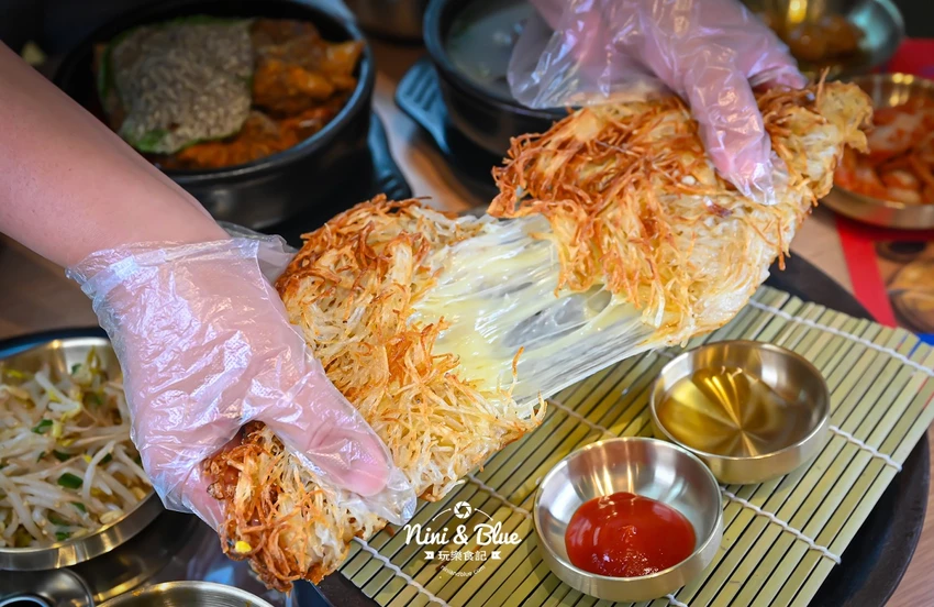 點馬鈴薯排骨火鍋可超值無限續加小菜、拉麵、年糕，也有平日商業午餐