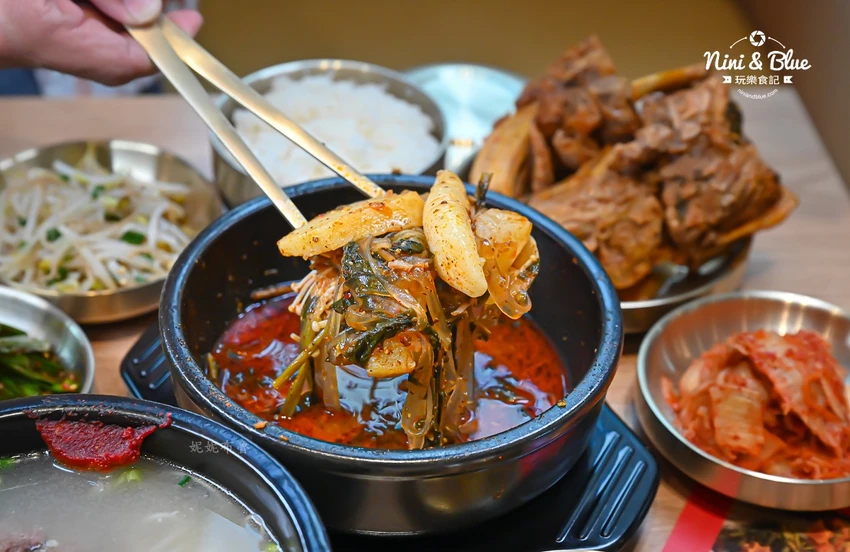 點馬鈴薯排骨火鍋可超值無限續加小菜、拉麵、年糕，也有平日商業午餐