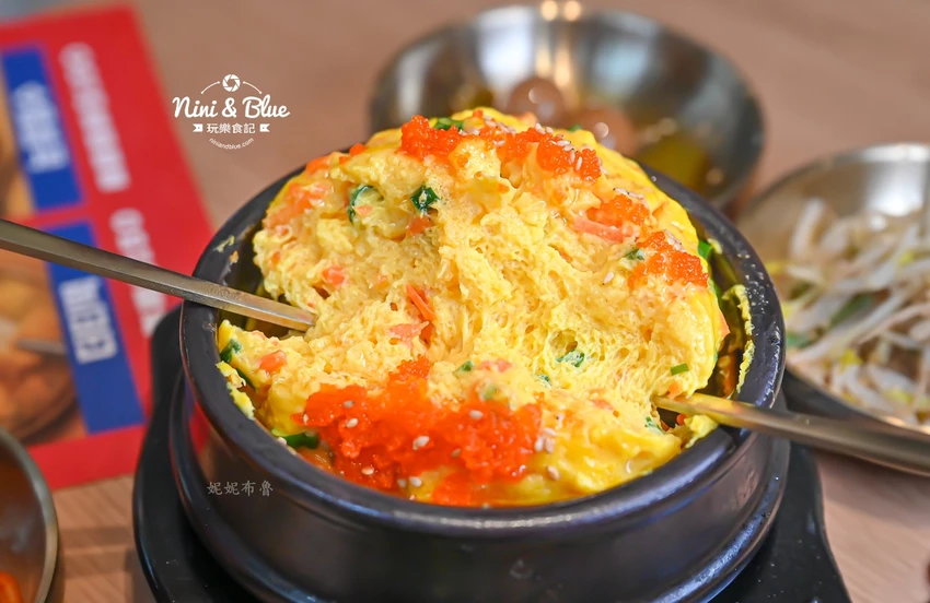 點馬鈴薯排骨火鍋可超值無限續加小菜、拉麵、年糕，也有平日商業午餐