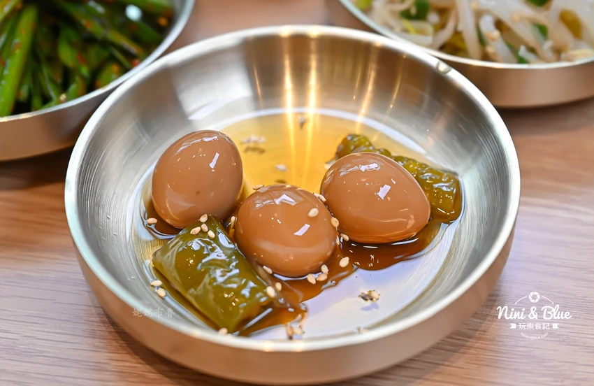 點馬鈴薯排骨火鍋可超值無限續加小菜、拉麵、年糕，也有平日商業午餐