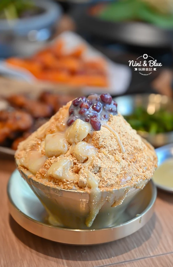 點馬鈴薯排骨火鍋可超值無限續加小菜、拉麵、年糕，也有平日商業午餐