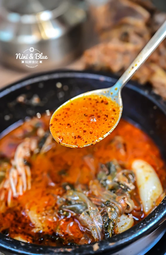 點馬鈴薯排骨火鍋可超值無限續加小菜、拉麵、年糕，也有平日商業午餐