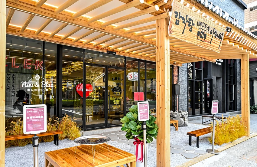 點馬鈴薯排骨火鍋可超值無限續加小菜、拉麵、年糕，也有平日商業午餐