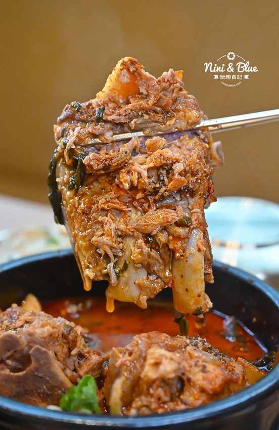 點馬鈴薯排骨火鍋可超值無限續加小菜、拉麵、年糕，也有平日商業午餐