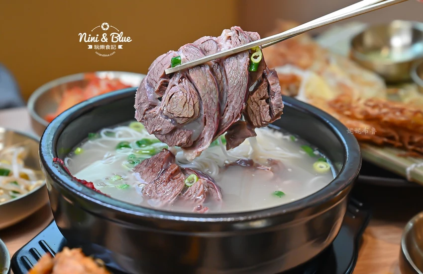 點馬鈴薯排骨火鍋可超值無限續加小菜、拉麵、年糕，也有平日商業午餐