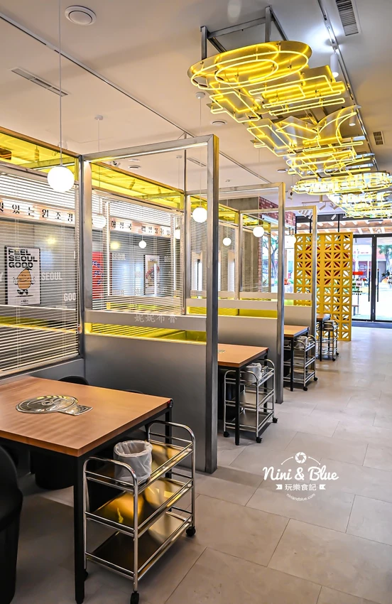 點馬鈴薯排骨火鍋可超值無限續加小菜、拉麵、年糕，也有平日商業午餐