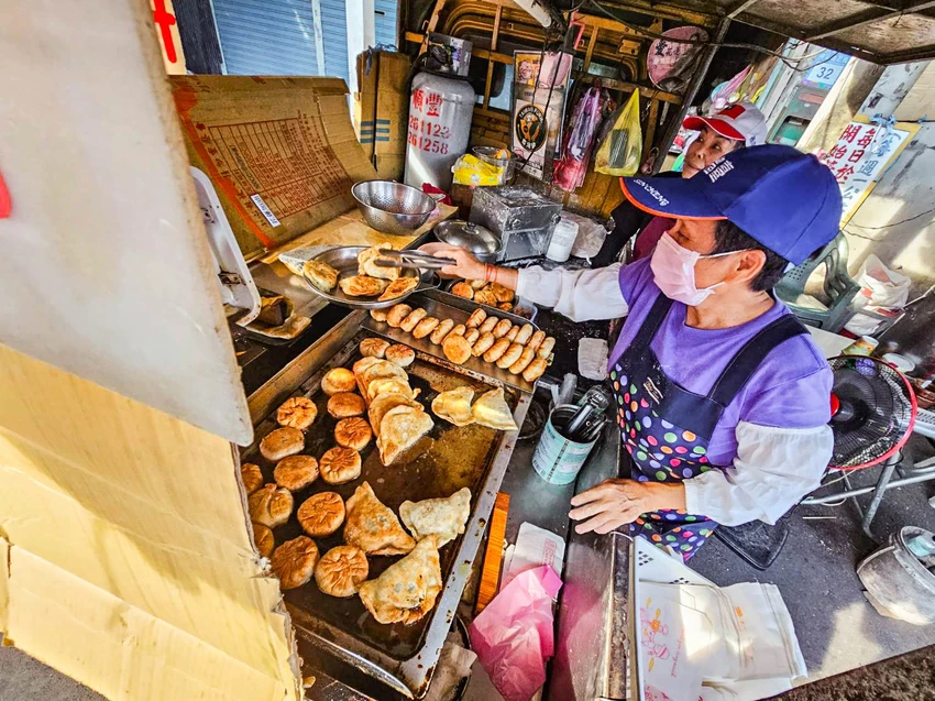 歲月揉進麵糰的家常味！969餡餅韭菜盒佛心價，在地人從小吃到大的老味道。