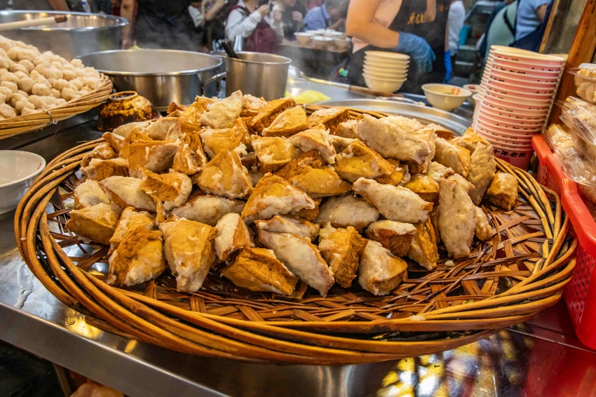 九份老街美食推薦！魚丸伯仔70年老店天天排隊，魚丸湯 乾冬粉全都35元。