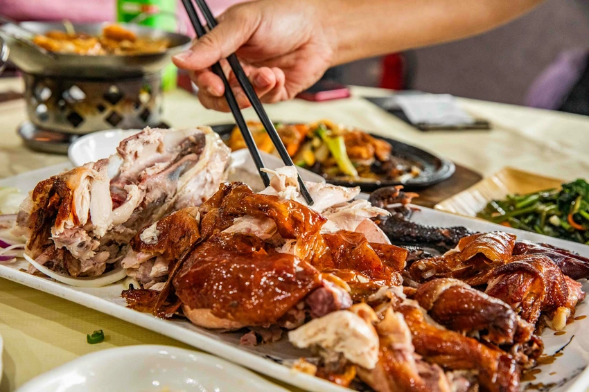 宜蘭交流道旁超人氣烤雞！大仁哥脆皮桶仔雞，外酥內嫩蔗香入味。