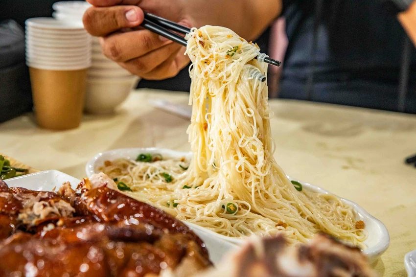 宜蘭交流道旁超人氣烤雞！大仁哥脆皮桶仔雞，外酥內嫩蔗香入味。