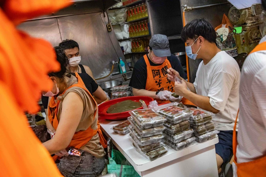 九份必買伴手禮！阿蘭草仔粿銅板價20元就能吃到，九份老街人氣排隊小吃。