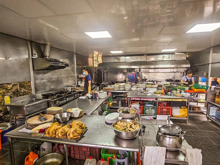 陽明山超佛心土雞城！米粉湯地瓜湯無限吃到飽，戶外大樹下用餐超有FU。