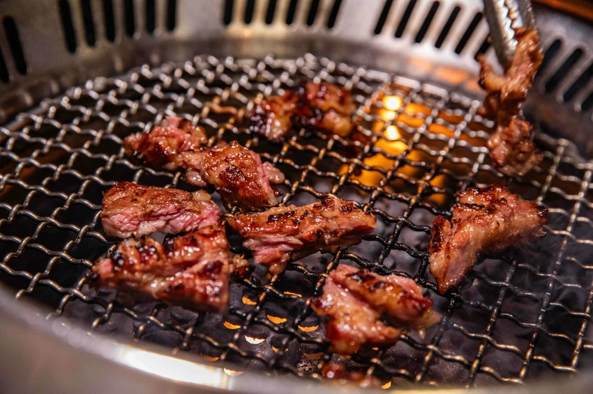 桃園燒肉吃到飽王者！大漠紅奢華升級，夢幻厚切牛舌無限續點。