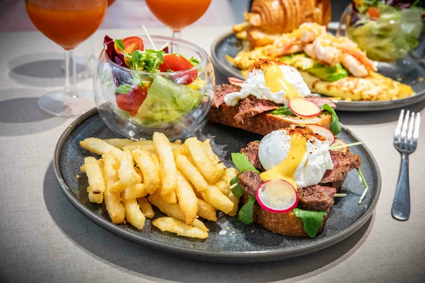 台北東區早午餐！忠孝敦化站At.First早寓More平日也客滿，大份量早午餐盤無雷。