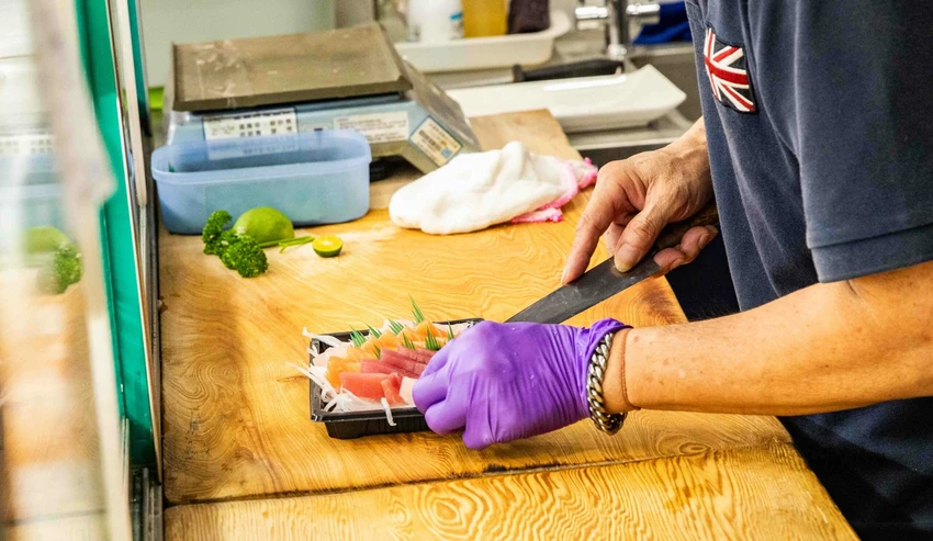 花蓮隱藏版美食！勝一生魚片兩倍厚切生魚片，內行人都推高CP值美食。