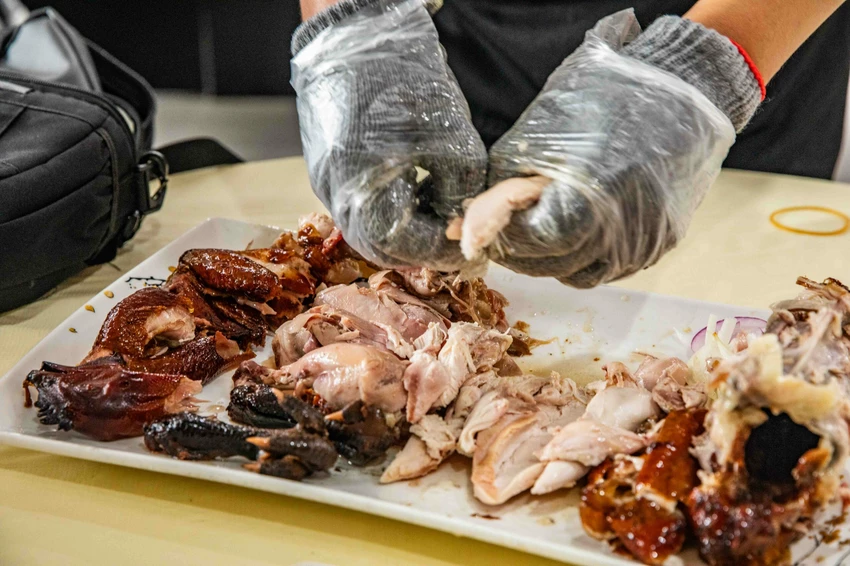 宜蘭交流道旁超人氣烤雞！大仁哥脆皮桶仔雞，外酥內嫩蔗香入味。