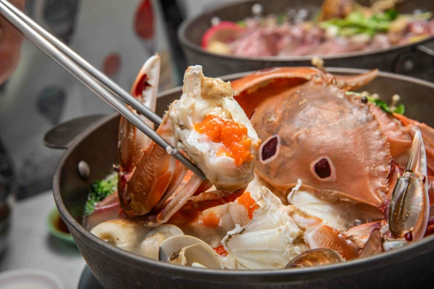 市場最低價萬里三點蟹一隻150元!花義思廚坊自家漁船直送,金山萬里必吃活海鮮。