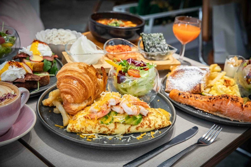 台北東區早午餐！忠孝敦化站At.First早寓More平日也客滿，大份量早午餐盤無雷。